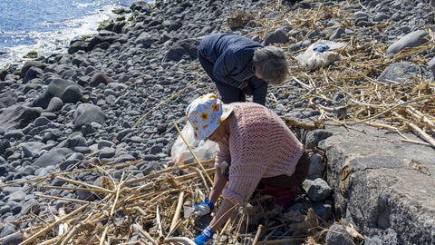 Volontari cleaning with bongae immersi nella raccolta del 17 marzo 2024