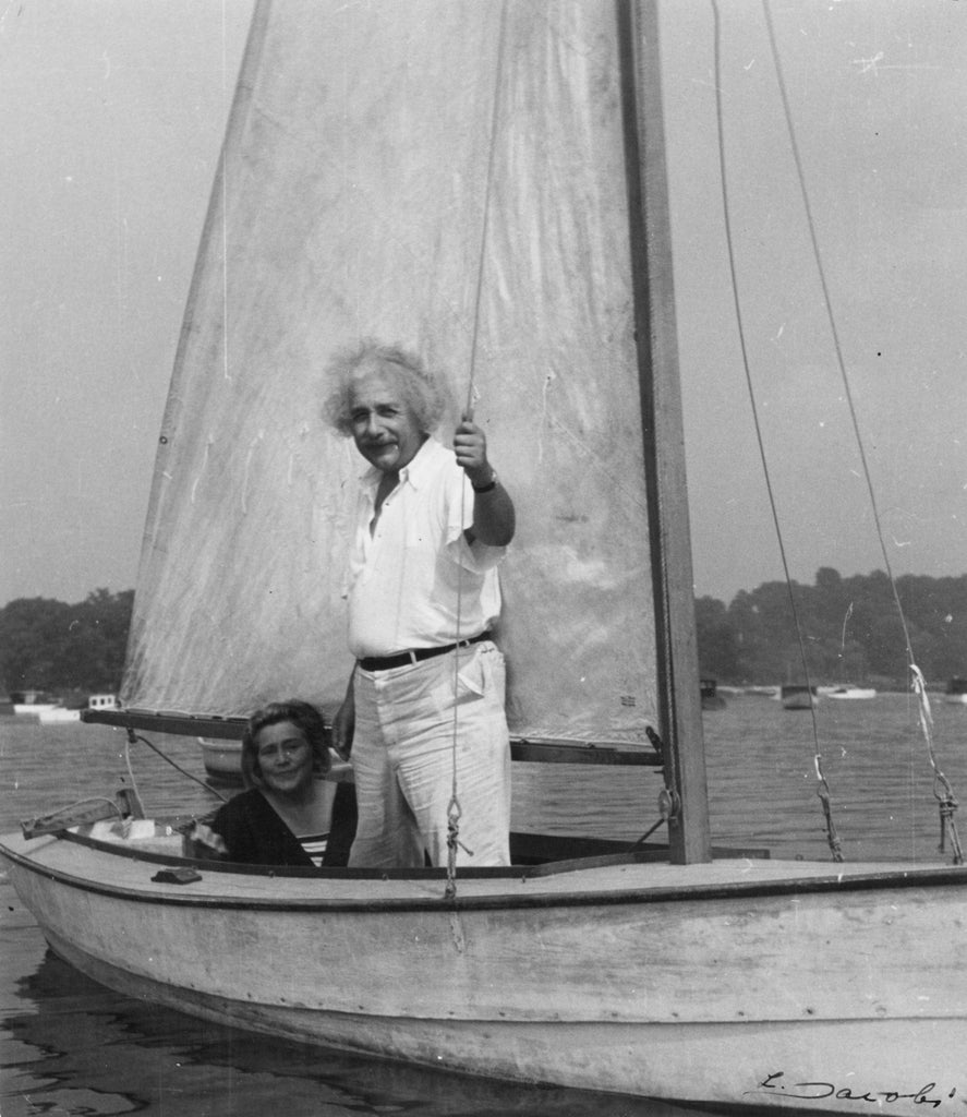 Albert Einstein 1937 navegando con Grete Lebach. Foto de Lote Jacobi