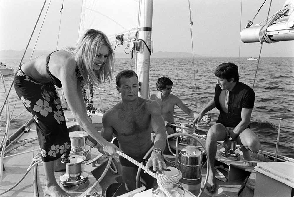 Eric Tabarly y Brigitte Bardot en la costa de Saint Tropez, en Agosto de 1968, fotografiados por Jean-Pierre Biot para «Paris Match»