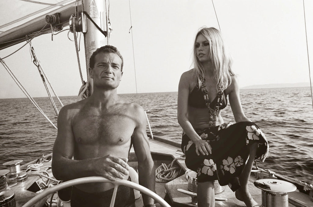 Eric Tabarly y Brigitte Bardot navegando en la costa de Saint Tropez, en Agosto de 1968, fotografiados por Jean-Pierre Biot para «Paris Match»