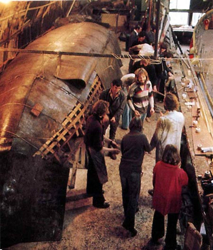 El curragh de Brendan en construcción en el astillero Crosshaven, mostrando su primitivo esqueleto de madera y piel. (Fotografía de Ian Yeomans.)