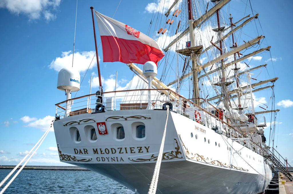 Dar Mlodziezy tallship