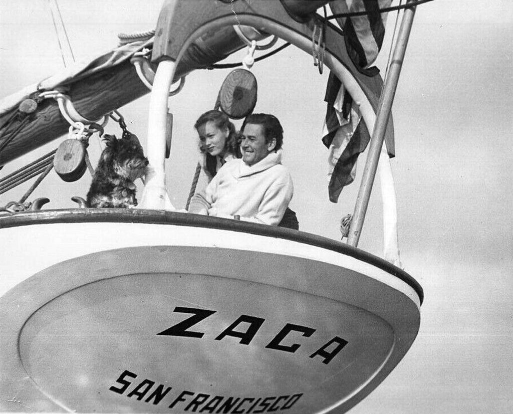 Errol Flynn con su segunda mujer, Nora Eddington, y su perro Arno a bordo del «Zaca»