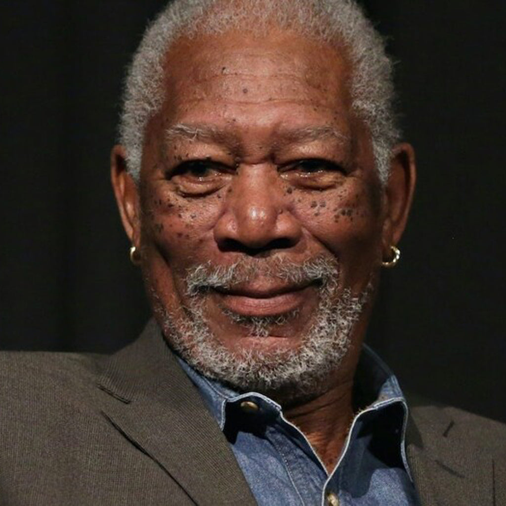 Morgan Freeman luce sus pendientes de Oro