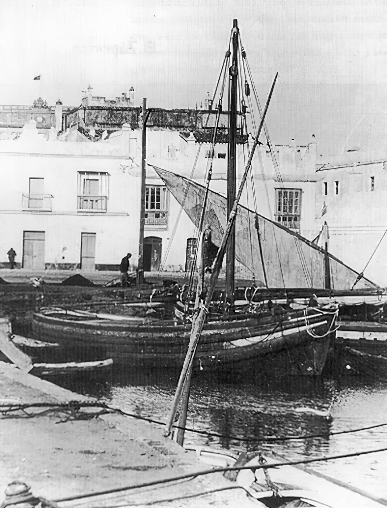 Muelle «Zaporito», en la Isla de San Fernando, Cádiz, y un candray amarrado a él,