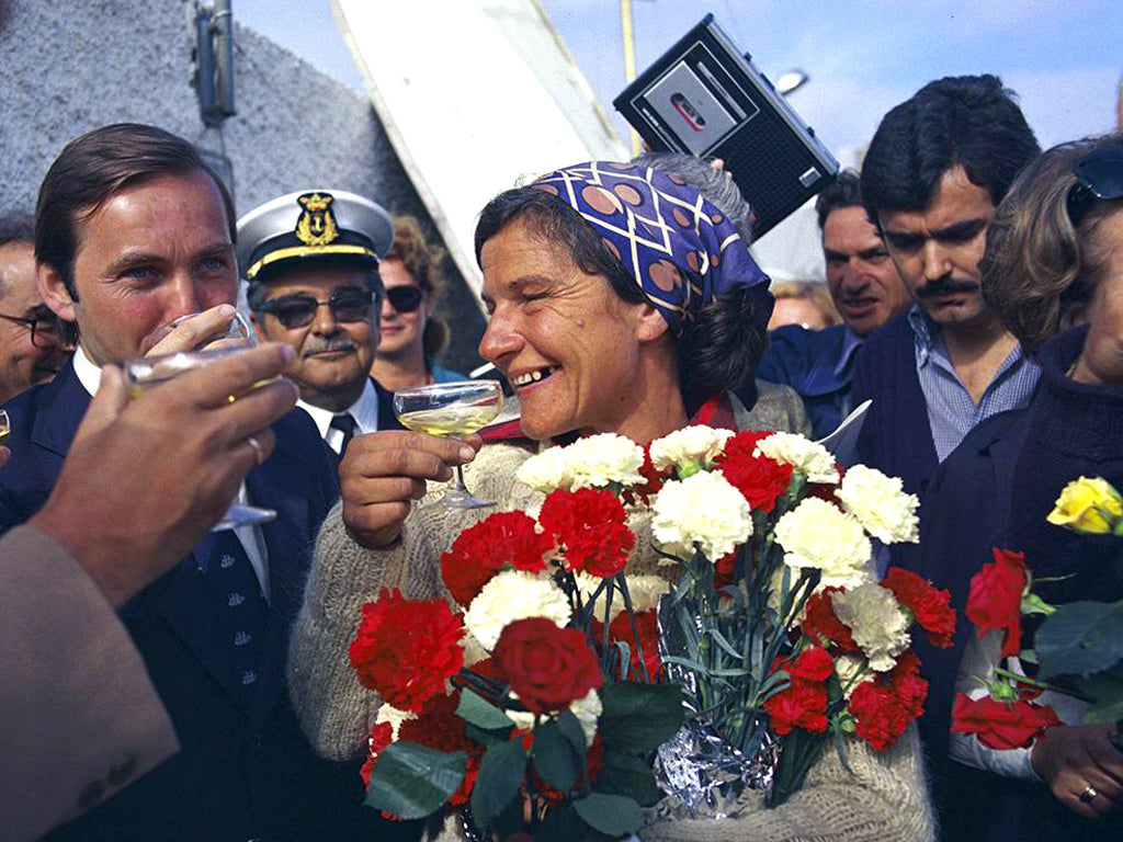 Krystyna Chojnowska-Liskiewicz siendo recibida en el puerto de las Palmas a su regreso de la vuelta al mundo, Spain, abril de 1978. Foto: Jan Morek / PAP