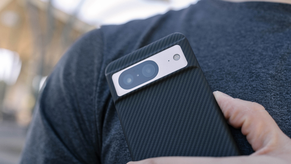 showing the great grip of pixel 8 case by a man holding the phone