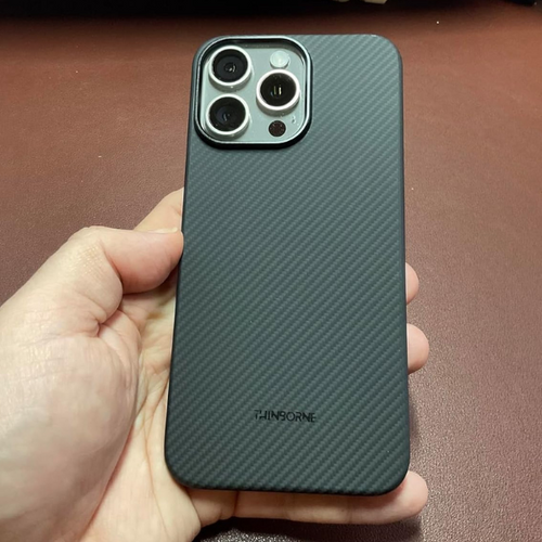 handing the super thin iphone case with great grips