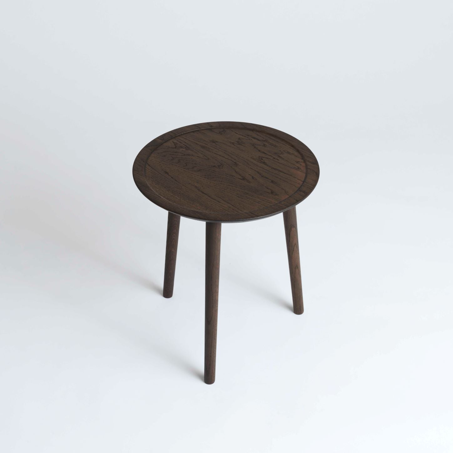 Se Dodona Coffee Table Ø 46, røget egetræ hos Ro Collection