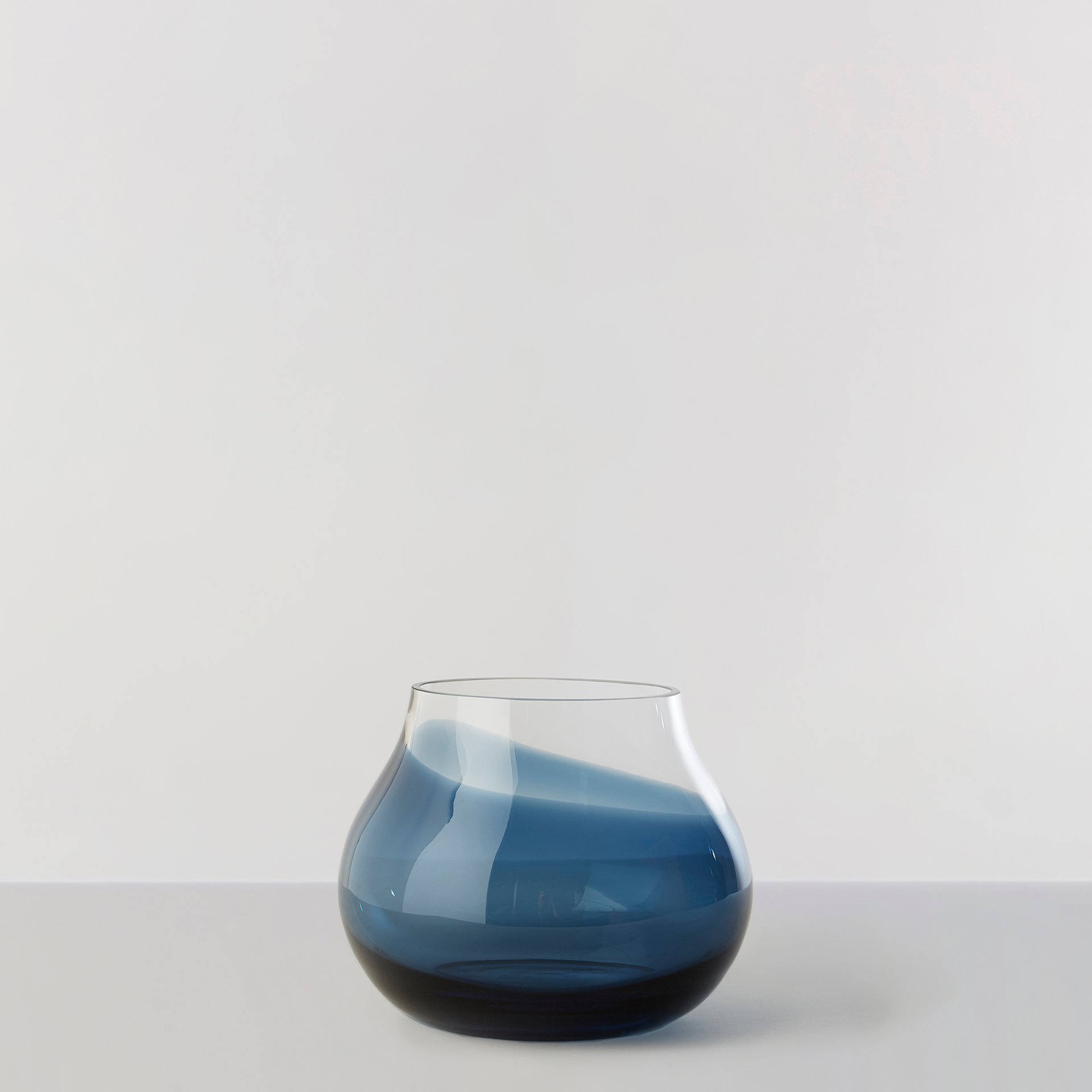 Se Flower Vase no. 23 - Indigo blue hos Ro Collection