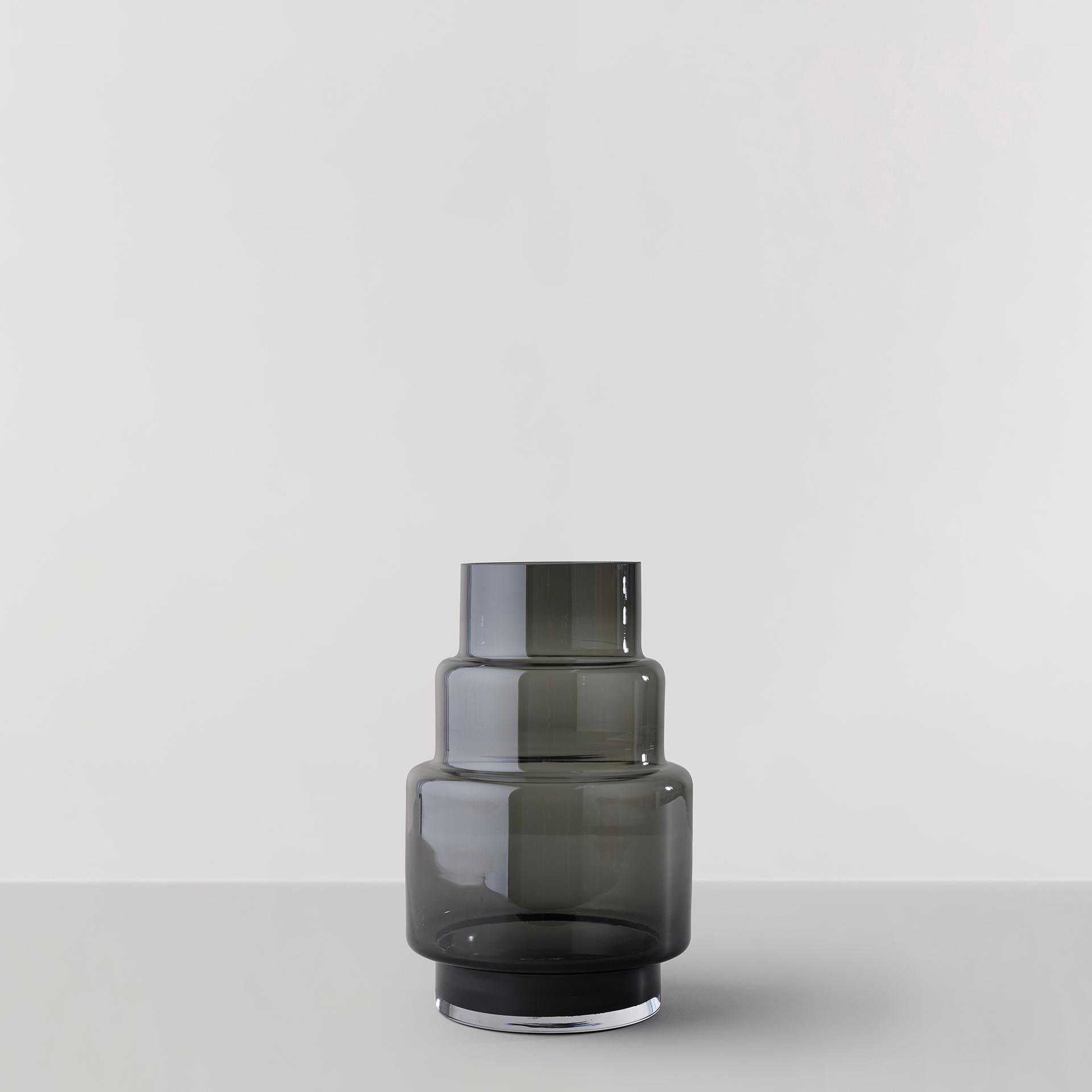 Se Hurricane no. 69 - Smoked grey, vase og lysestage hos Ro Collection