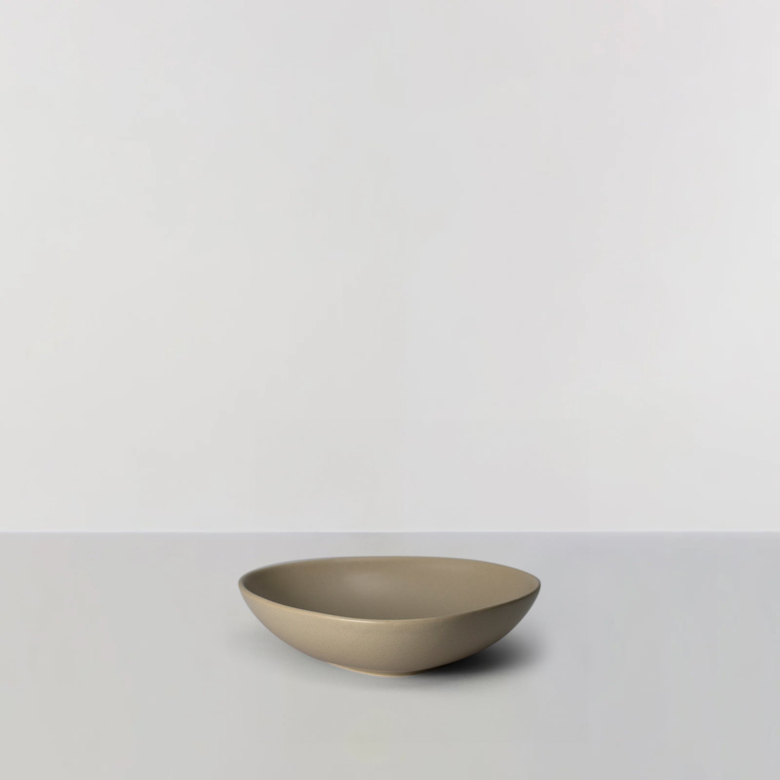 Se Signature Plate, Deep - Soft sand hos Ro Collection