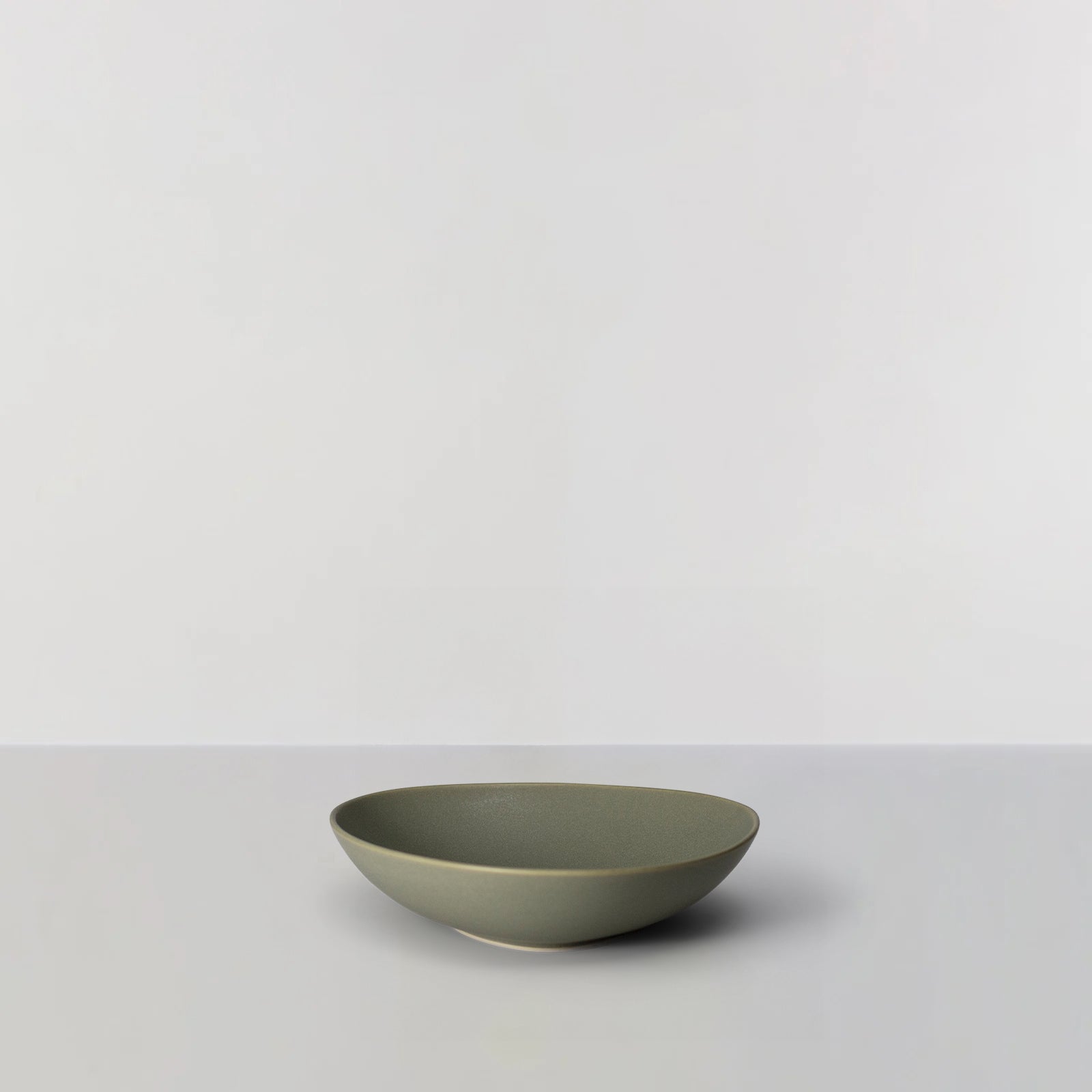Se Signature Plate, Deep - Pale green hos Ro Collection