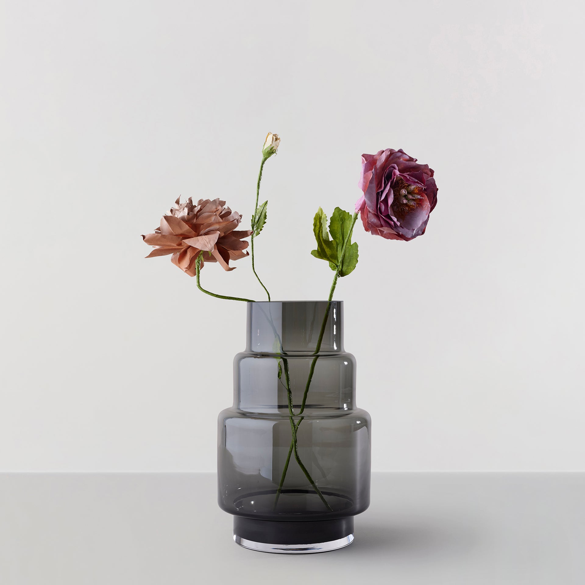 Billede af Hurricane no. 69 - Smoked grey, vase og lysestage