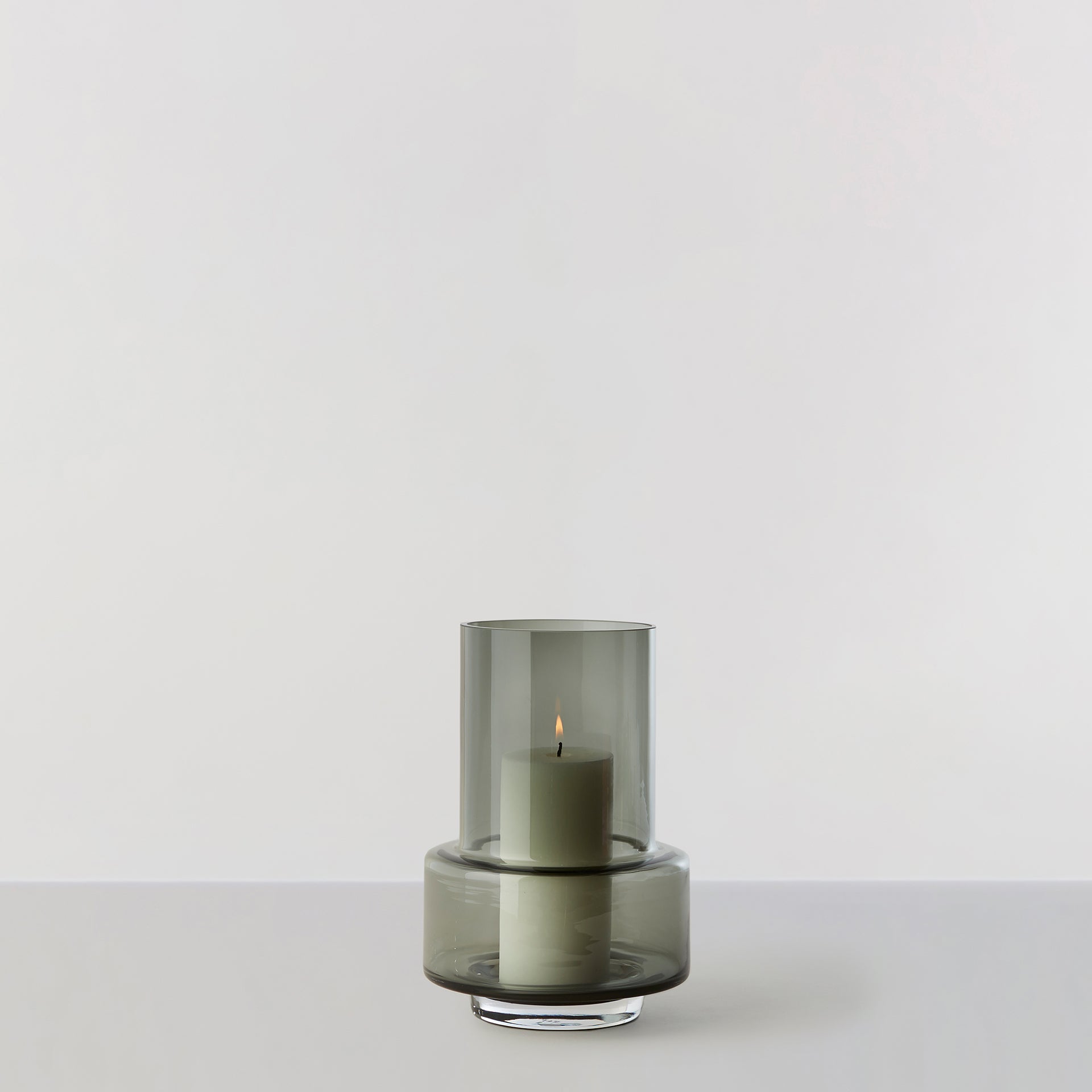 Se Hurricane no. 26 - Smoked grey, vase og lysestage hos Ro Collection