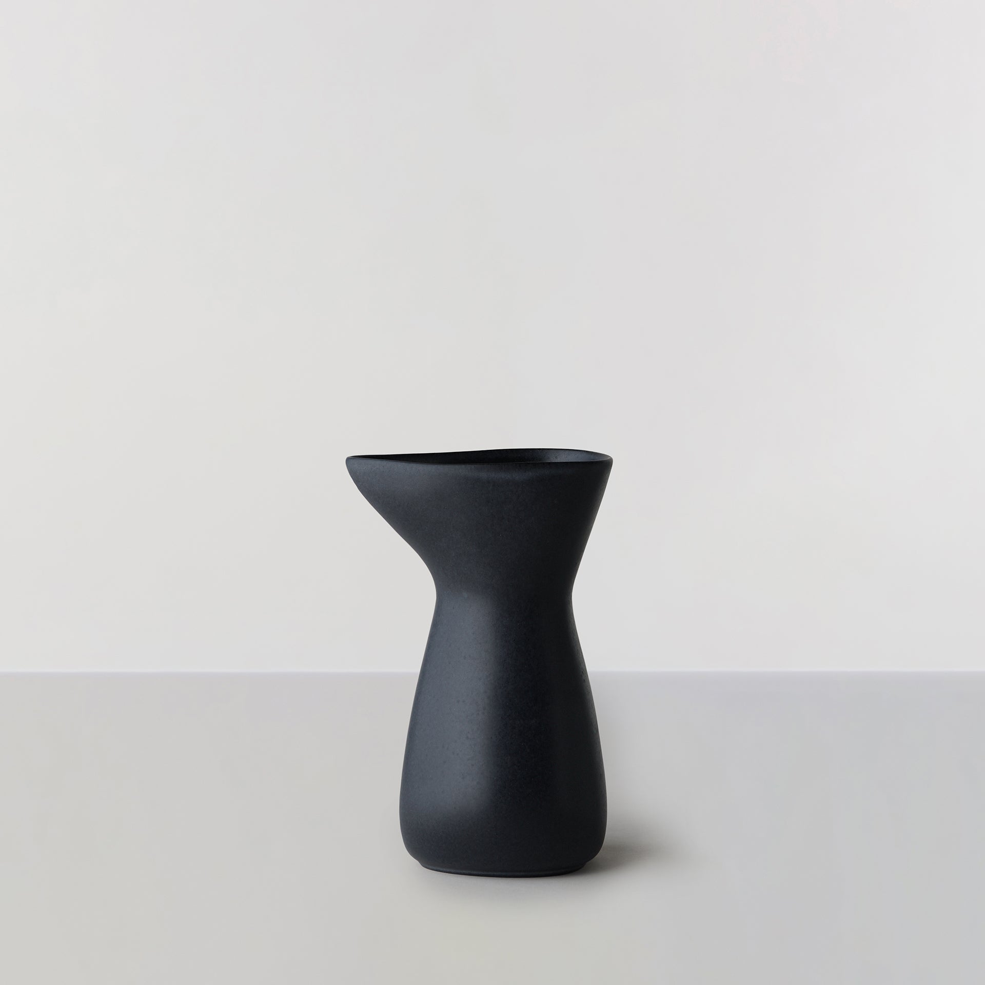 Billede af Jug no. 58 - Large, Lava stone