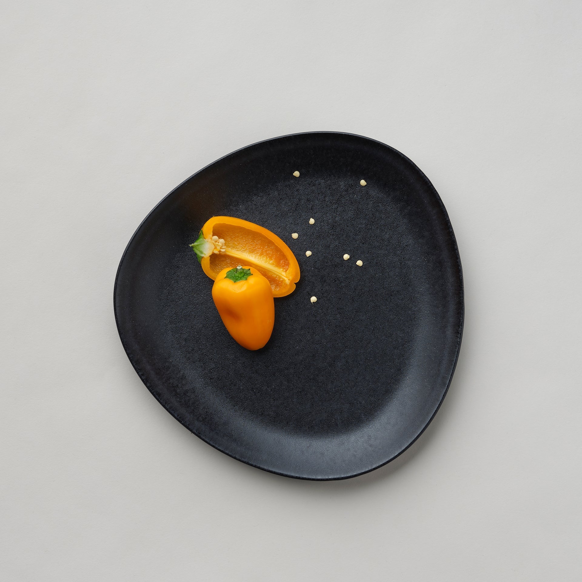 Se Plate no. 34 - Lava stone, pakke med 2 stk. hos Ro Collection