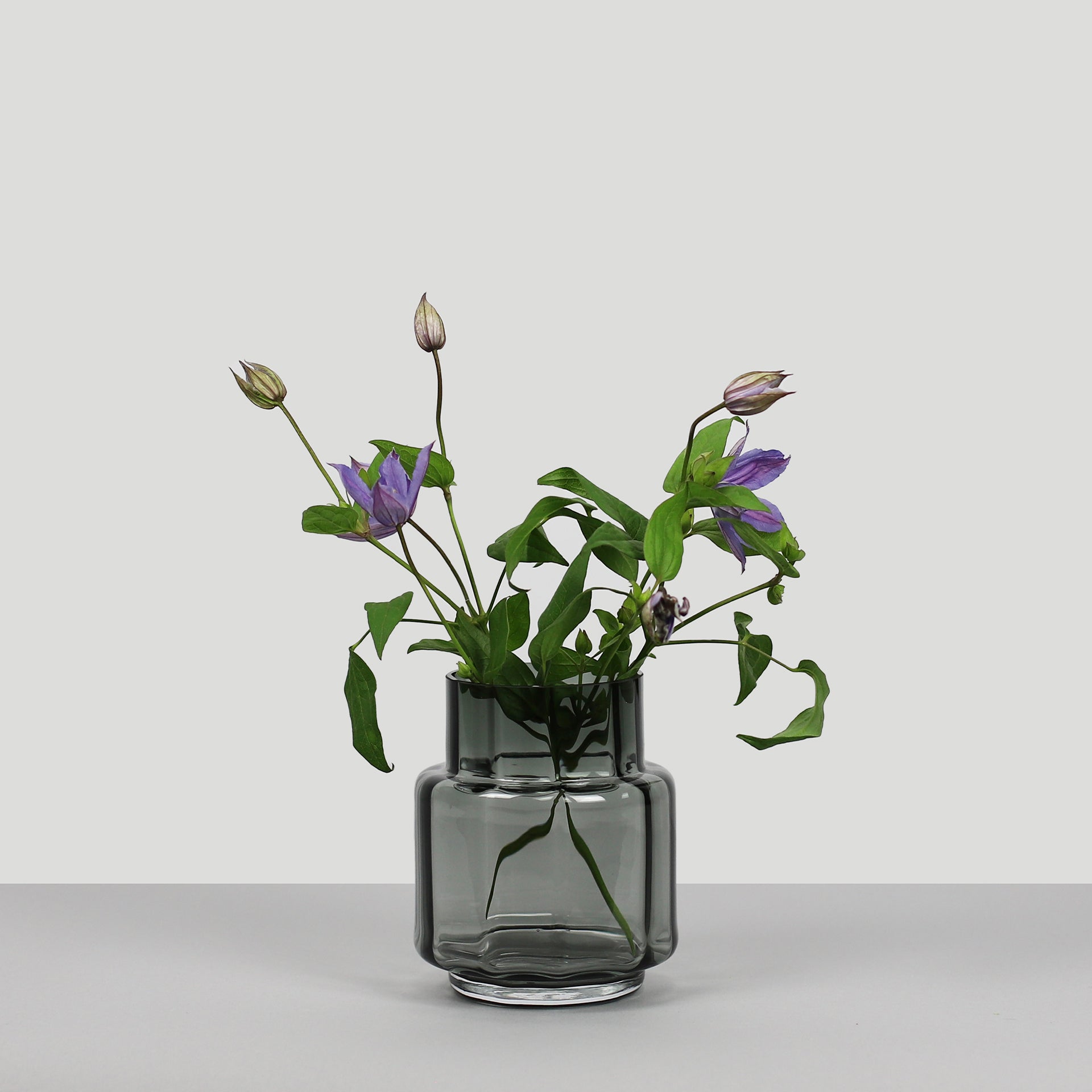 Hurricane Reflections no. 53 - Smoked grey, vase og lysestage