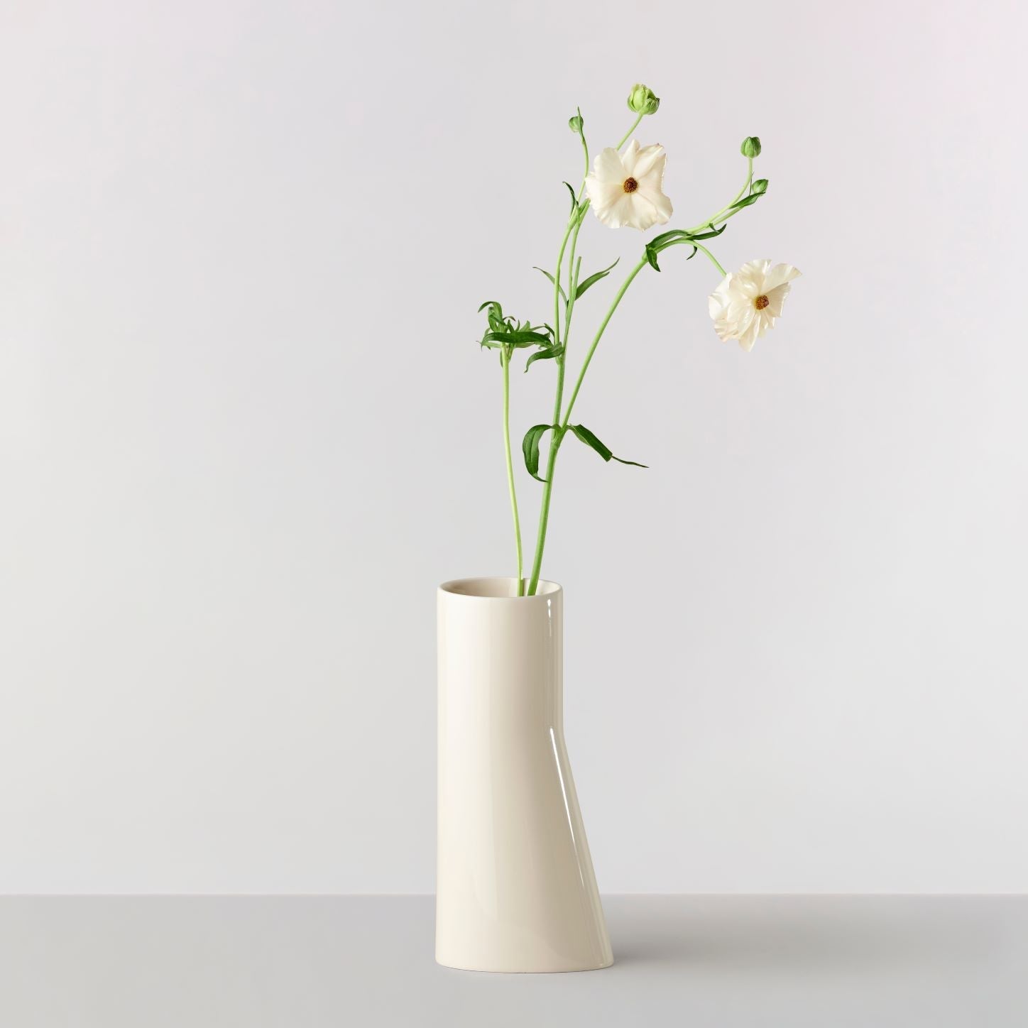 Se Oval Vase Tall no. 67 - Vanilla hos Ro Collection