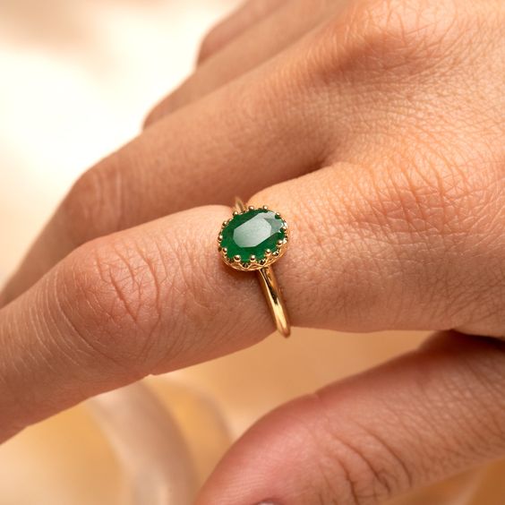 how can wear emerald stone