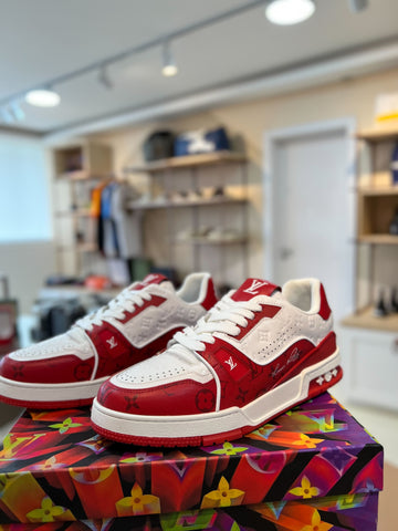 Tênis Louis Vuitton Trainer Sneaker White/Red Monogram - LLebu