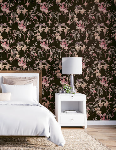 Blushing Blooms Phillip Jeffries Revêtement mural derrière un lit blanc et une table de chevet et une lampe