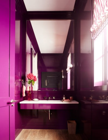 viva magenta couleur pantone poudre lavabo et miroir et fenêtre