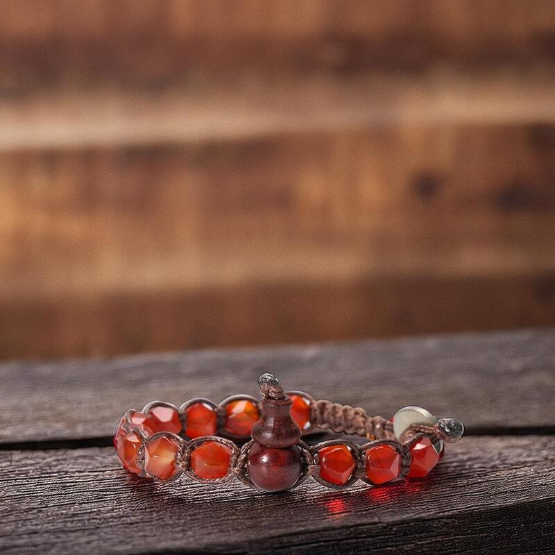 bracelet-bouddhiste-en-cornaline-rouge-méditation