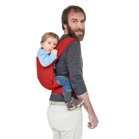padre con figlio che indossa mei tai, posizione zainetto, sulla schiena