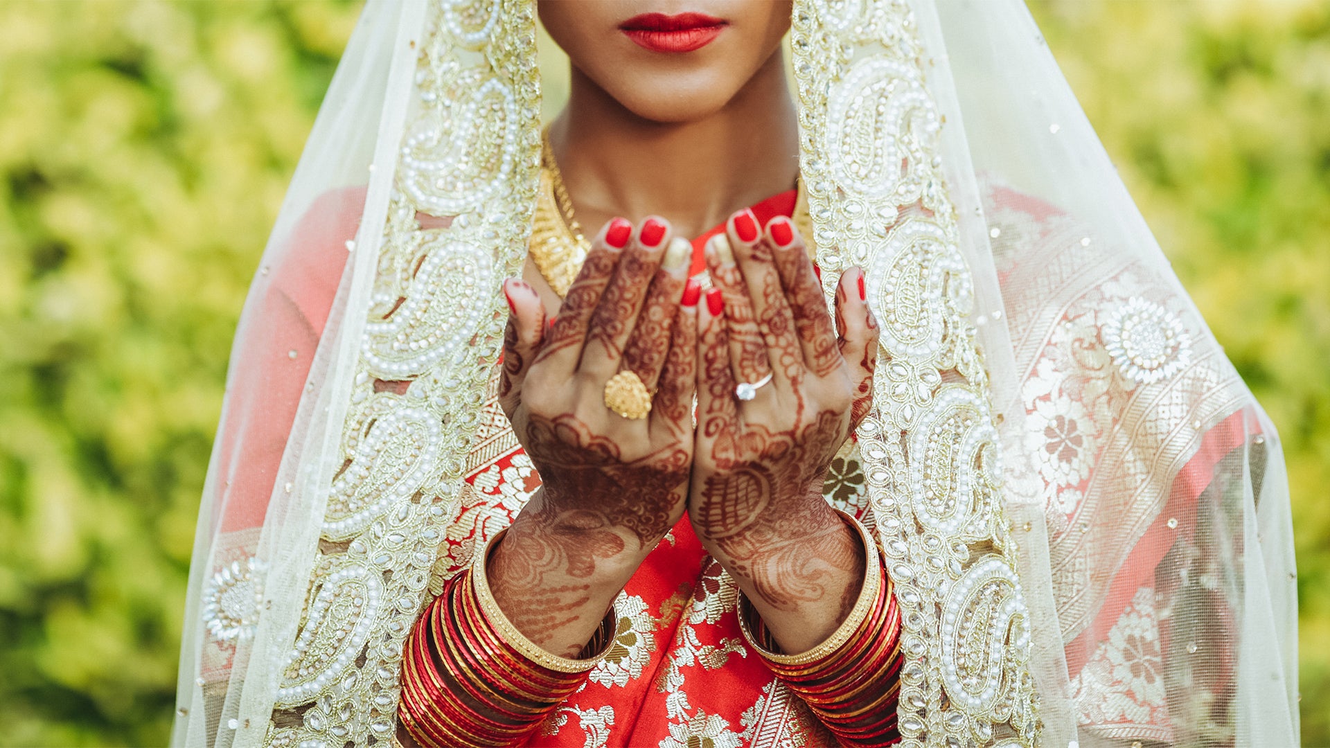 a bride using mehendi vs henna