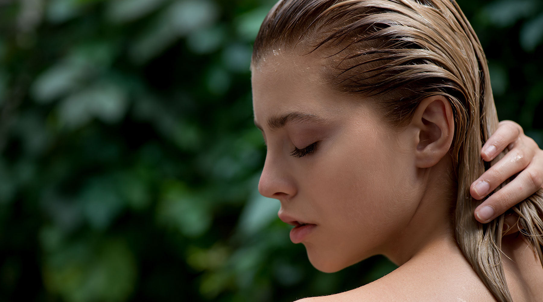 woman using henna hair conditioner for sensitive scalp and skin