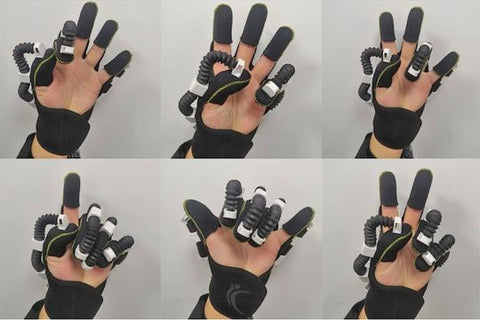 Diversas configurações de uso da luva robótica, exercitando os dedos separadamente.