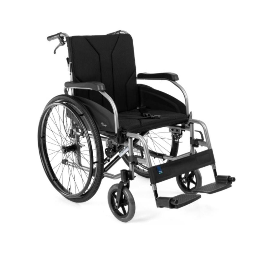 Se SIMPLE TIM letvægtskørestol | TIMAGO - 13,4 kg, pude til ryg og bag, ledsagerbremse, aftagelige hjul hos Billige Hjælpemidler