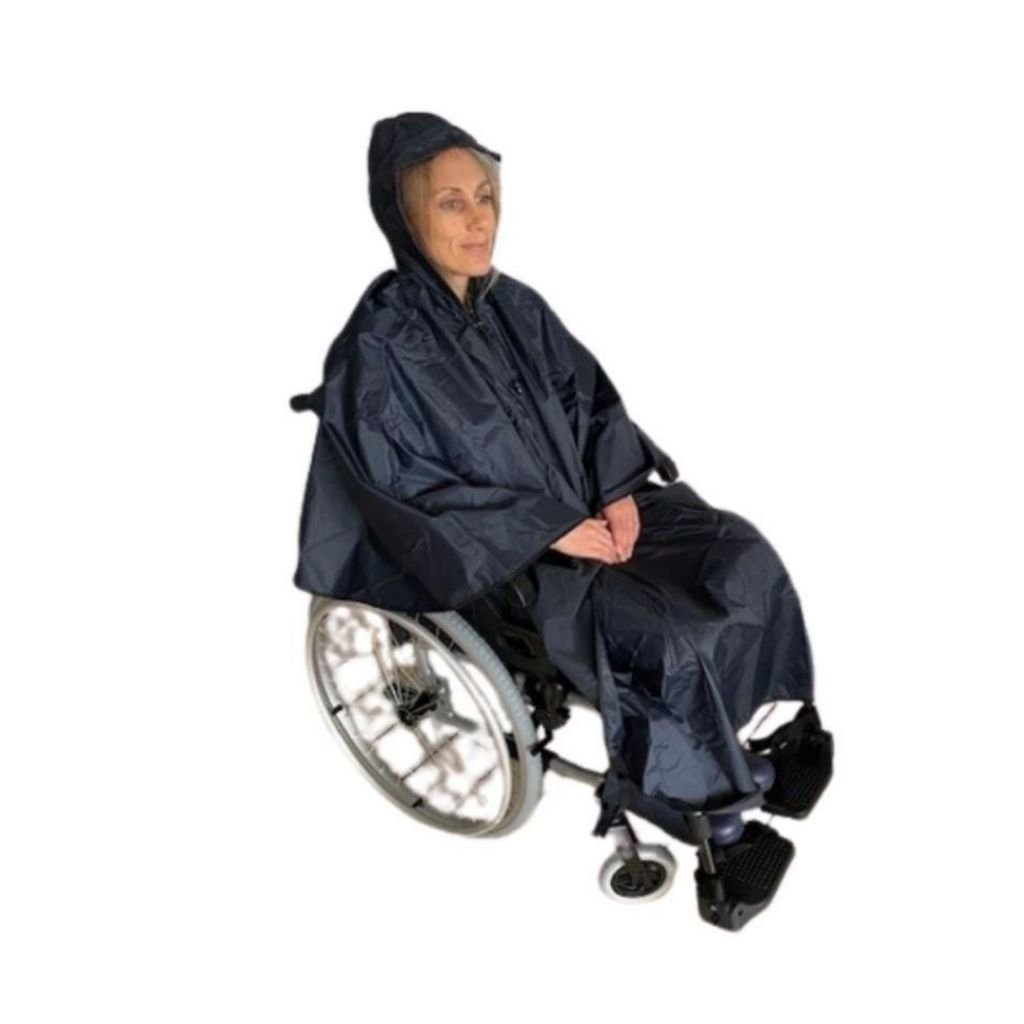 Se Vandtæt poncho til kørestol - Universal, stropper til fastgørelse ved benene hos Billige Hjælpemidler