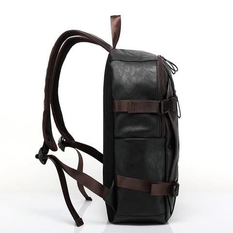 Uma mochila masculina vintage em couro PU de cor preta vista de lado