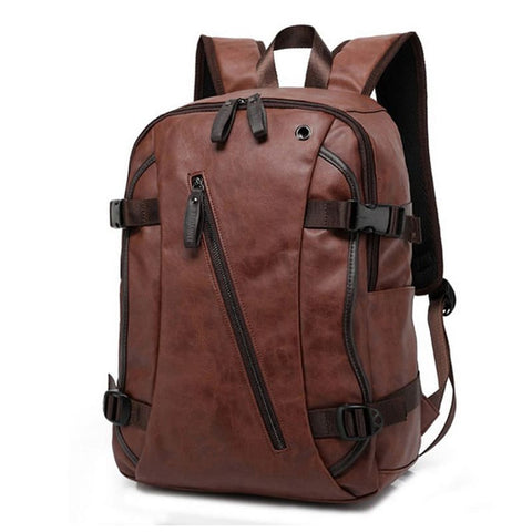 Uma mochila masculina vintage em couro PU de cor marrom escuro vista ligeiramente de lado