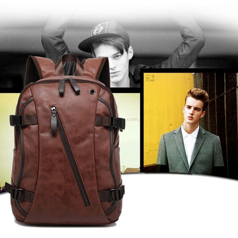 Uma mochila masculina vintage em couro PU de cor marrom escuro vista de frente sobre um fundo com a imagem de um jovem