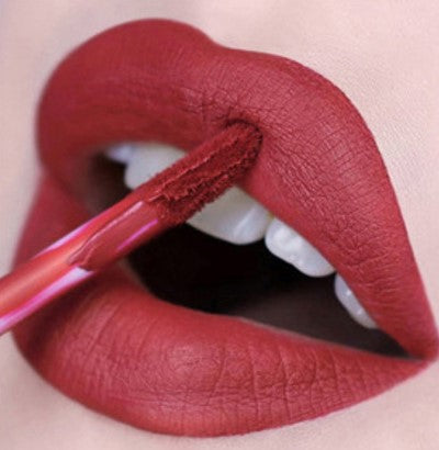 mulher-com-matte-batom-liquido-glamour-lips-cor-vermelha