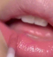 mulher-aplicando-matte-batom-liquido-glamour-lips-com-pincel
