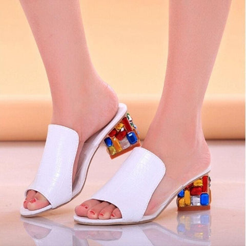 sandalias-de-salto-com-strass-crystal-heels-mostrando-detalhes-no-pe-de-uma-pessoa