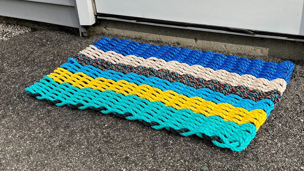 https://cdn.shopify.com/s/files/1/0709/2132/2805/files/recycled-lobster-rope-doormat-eco-friendly.jpg?v=1677047440