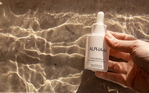 alpha-h hyaluronic 8 super serum is een hydraterende hyaluronzuur serum die je huid hydrateert en kalmeert met zowel hoog- als laagmoleculair gewicht hyaluronzuur aangevuld met andere werkzame ingredienten.