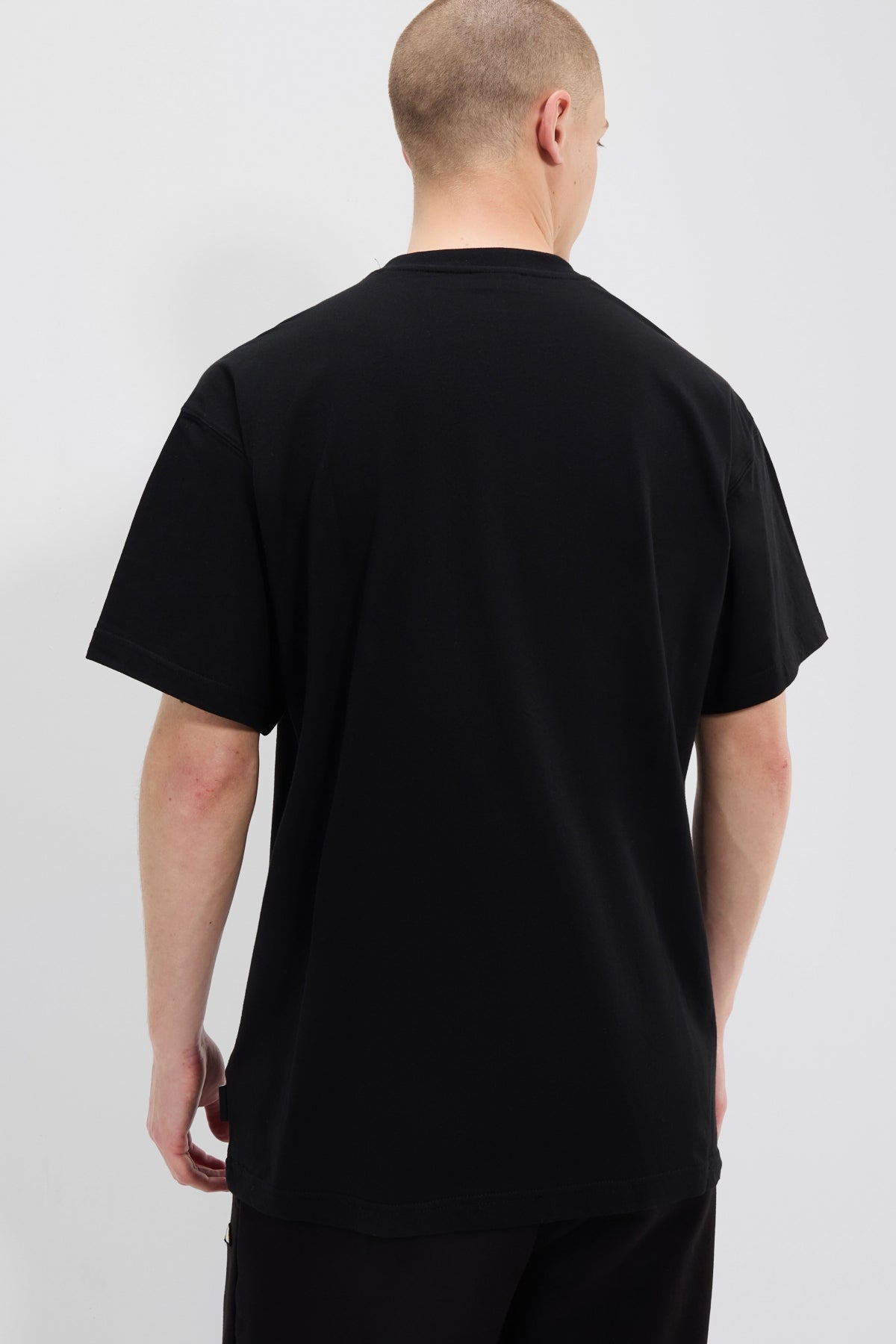 ELLESSE STRAZO TEE en color NEGRO  (1)