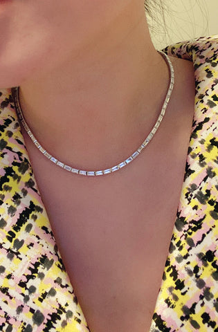 A women wear Baguette necklace