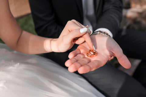 couple-with-wedding-rings