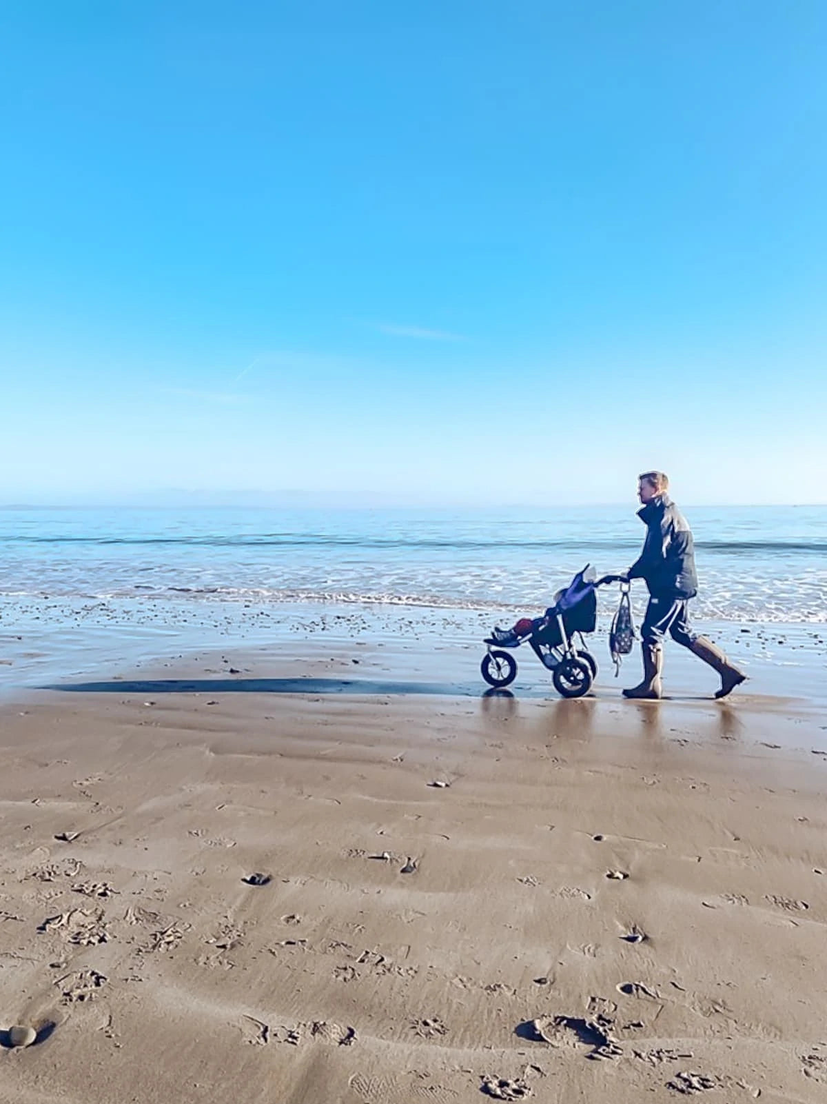 Easy walk in the beach with the Nipper Single