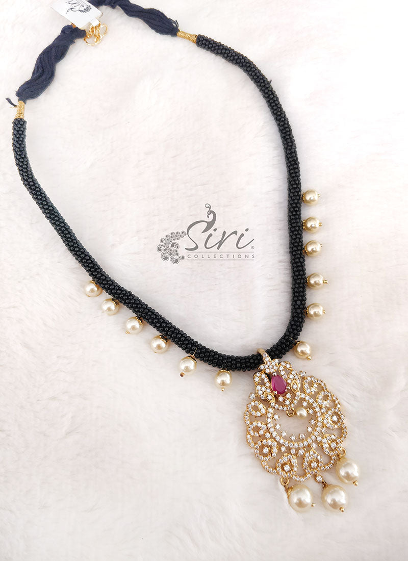 Collar Broche Inicial – Strada Joyeria