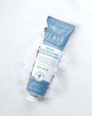 Elave Skin Balancing Moisturiser No.219 contains a multi-action formula with naturally derived prebiotics to regulate the skin’s balance, with antimicrobial Manuka Honey UMF 10+ to restore a healthier skin barrier. Anti-oxidant Vitamins B5 and E combined with natural Glycerin and Hyaluronic Acid boost the skin’s hydration levels, smoothing the appearance of fine lines and imperfections. Elave Skin Balancing Moisturiser No.219 is quickly absorbed with a matte finish leaving the skin rebalanced, soft and refined