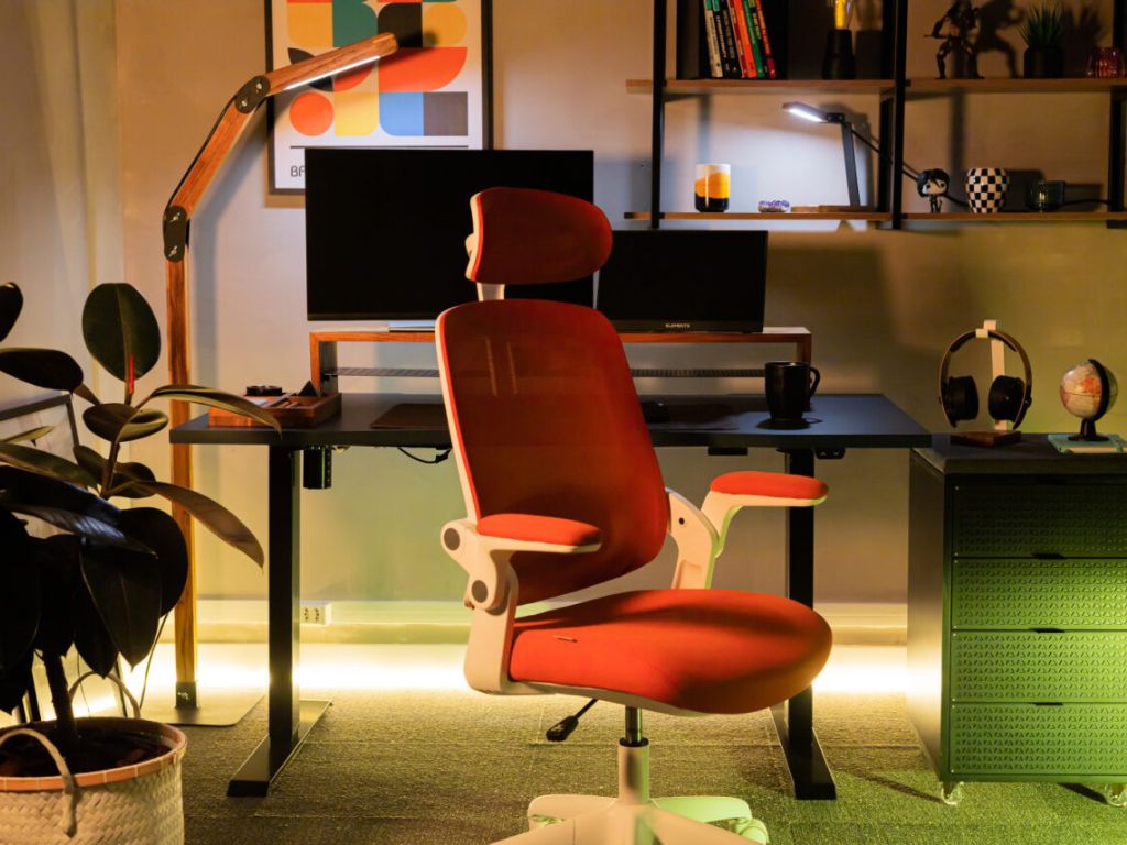 Home office com cadeira ergonômica Astra laranja.
