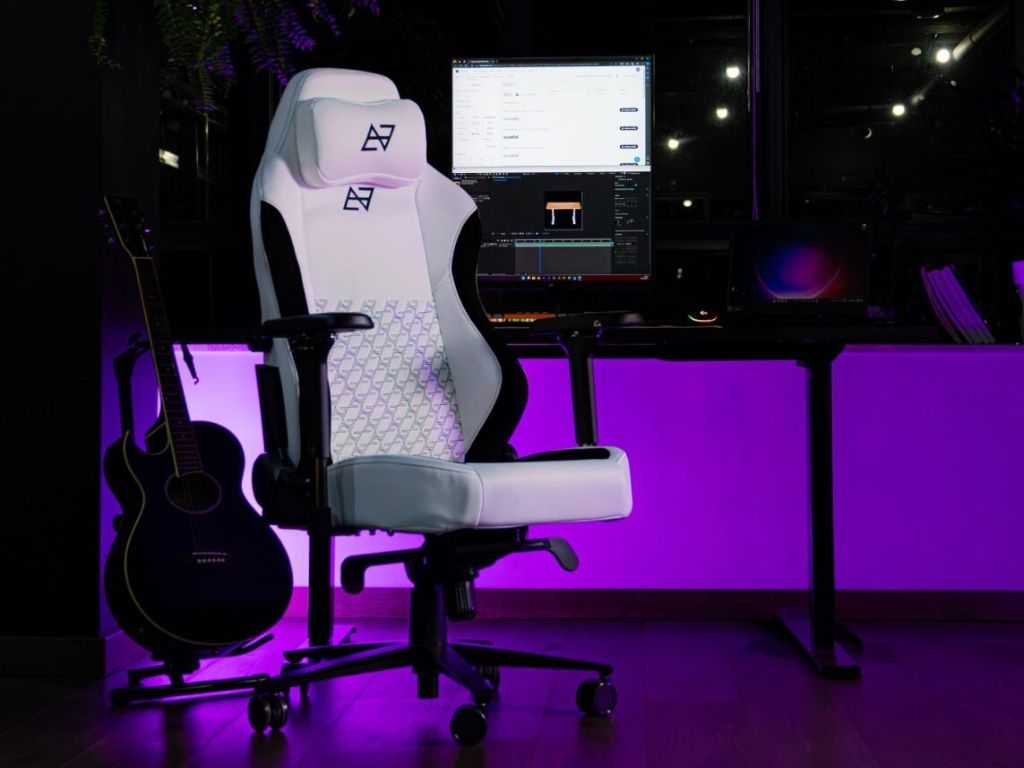 Cadeira gamer Lunari branca em um quarto gamer escuro.